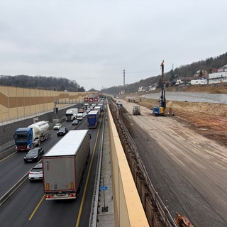 Auf der einen Seite fährt der Verkehr, hinter der Trennwand wird für die Gegenrichtung gebaut. So läuft die Baustelle für den Ausbau der A8 bei Pforzheim.