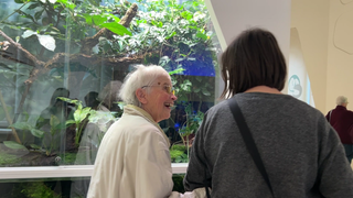 Demenzpatientin Gudrun aus dem Seniorenzentrum in Stutensee läuft aufmerksam durch das Naturkundemuseum in Karlsruhe.