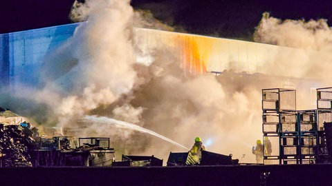 Ein Feuer in einer Recyclingfirma in Mühlacker ist zu sehen. Die Bevölkerung wurde gewarnt, da viel Rauch durch den Brand entstanden ist.