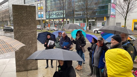 Stadtrundgang Pforzheim: vor der Stele am Platz der Synagoge