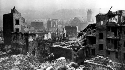 Pforzheim nach der Bomabardierung am 23. Februar 1945