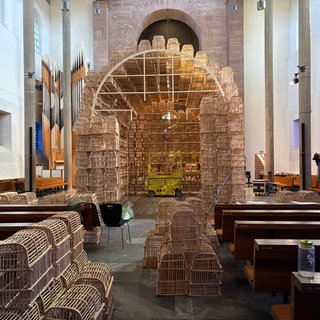 Die Installation "The Cage" in der Stadtkirche Karlsruhe besteht aus mehr als 500 Vogelkäfigen.