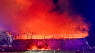 Eine Lagerhalle im Karlsruher Rheinhafen steht in Flammen.