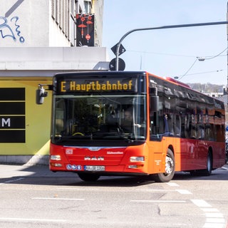 Vor einem Bus sind Kontrolleure durch Schläge und Pfefferspray verletzt worden. Symbolbild von einem Bus in Pforzheim.