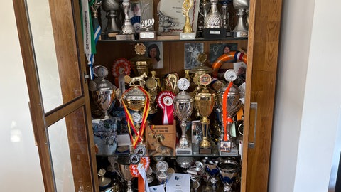 Ein Schrank voller Medaillen.
