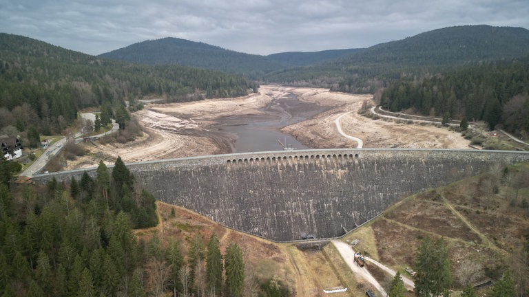 Die Schwarzenbachtalsperre in Forbach von oben. Der Stausee hat kaum noch Wasser.