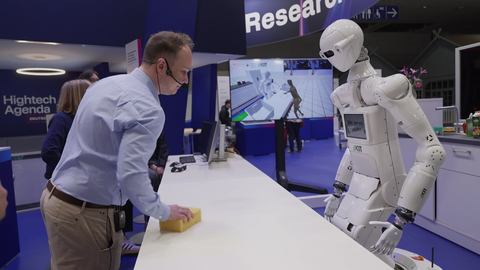 Humanoider Roboter ARMAR-7 vom KIT auf der Messe Hannover