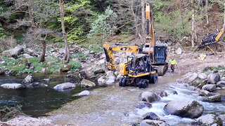 Der verunglückte Bagger wird im Wald bei Forbach verladen.