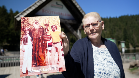Uta Hoffmann mit einem Bild vom Mummelseekönig vor 50 Jahren
