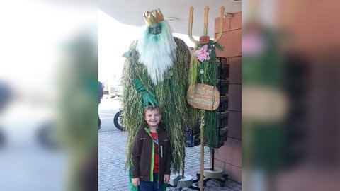 Der neue Mummelseekönig Ben als Kind vor seinem Großvater, der damals die Figur spielte.