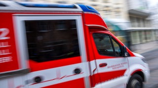Am Sonntagabend hat ein betrunkener Autofahrer eine Fußgängerin auf dem Gehweg schwer verletzt.