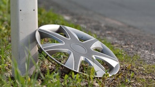 Symbolbild. Eine verlorene Radkappe am Straßenrand. Nach einem Unfall bei Bühl fuhr ein Auto mit drei reifen weiter