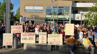 Am Wochenende haben etwa 400 Menschen gegen das Sparpaket der Stadt Gernsbach demonstriert, das am Mittwoch vom Gemeinderat beschlossen werden soll.