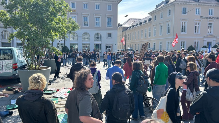 Schüler demonstrieren in Karlsruhe gegen die Wehrpflicht