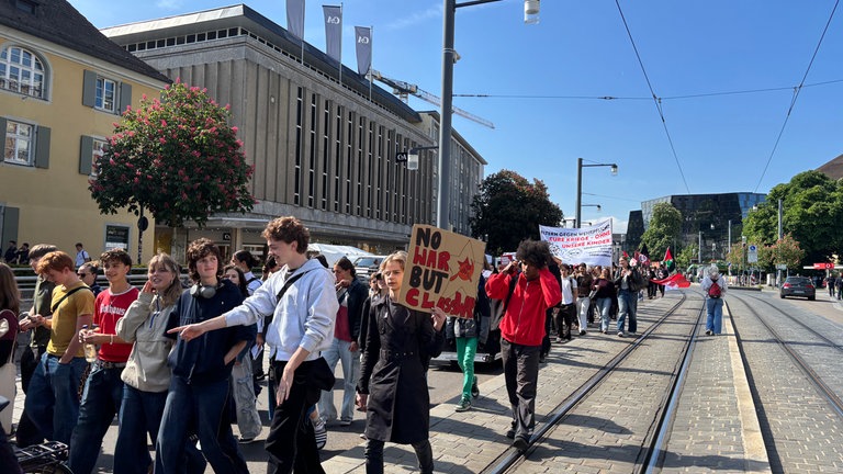 Schülerinnen und Schüler demonstrieren in Freiburg gegen Wehrpflicht