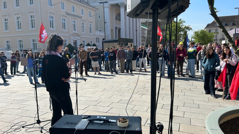 Schüler demonstrieren in Karlsruhe gegen die Wehrpflicht