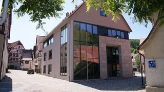 (Symbolbild) (Symbolbild) Rathaus von Mönsheim - der Bürgermeister soll bestochen worden sein und muss jetzt vor Gericht.