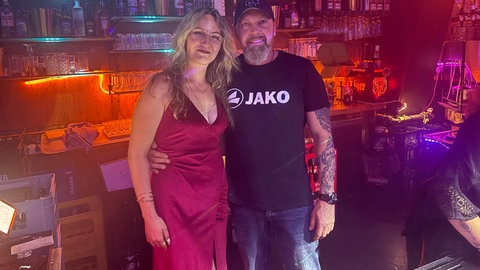 Tobias und Tochter Sherin Haack hinter der Bar des Clubs Saal 51