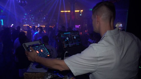 DJ Jan Rahmisch steht auf der Bühne und vor ihm die tanzende Menge im Saal 51