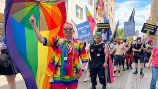 Viele Menschen nehmen an einer Demonstration im Rahmen des Christopher Street Days (CSD) in Karlsruhe teil.