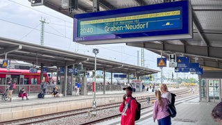 In Bruchsal am Bahnhof ist der Zufverkehr eingestellt worden. Eine Person wurde laut Polizei von einem Zug erfasst und schwerverletz.