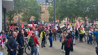 Über 300 Menschen demonstrierten am Mittwochnachmittag in Karlsruhe gegen Kürzungen im Sozialbereich