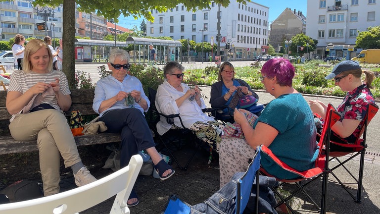 Der "World Wide Knit in Public Day" begeistert Generationen
