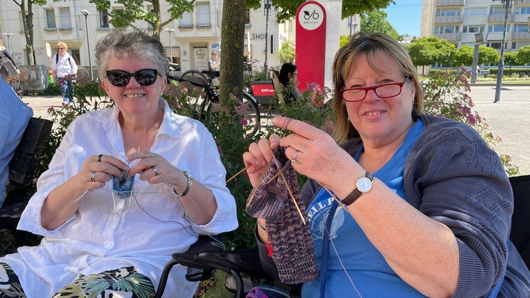 Der "World Wide Knit in Public Day" begeistert Generationen