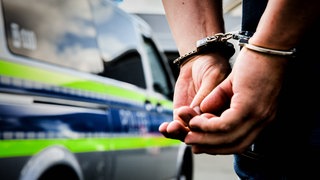 Ein Tatverdächtiger wurde nach einem Überfall auf einen Supermarkt in Ettlingen Ende März nun ermittelt. Er sitzt in Untersuchungshaft. (Symbolbild)