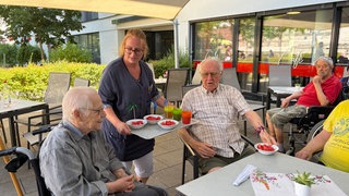 Im AWO-Seniorenzentrum Anna-Leimbach-Haus in Karlsruhe bereiten sich die Pflegefachkräfte und Bewohner auf die Hitze im Sommer vor.