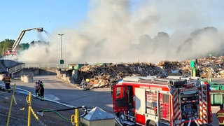 Die Feuerwehr kämpfte stundenlang gegen Glutnester auf der Mülldeponie.