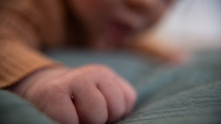 (Symbolbild) Ein Baby, Alex aus der Babyklappe Karlsruhe hat ein neues Zuhause gefunden.