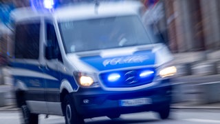 Ein Polizeiauto mit Sirene. Am Morgen hat die Polizei einen 22-jährigen Mann aus Rumänien festgenommen. Ihm wird vorgeworfen, die rumänische Regierung stürzen und einen Nazi-Staat aufbauen zu wollen. 