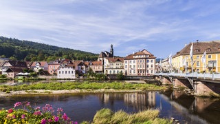Eine Totale von der Stadt Gernsbach an der Enz. Teile der Bevölkerung in Gernsbach sprechen sich gegen das Sparpaket aus. In seiner gestrigen Sitzung hat der Gemeinderat das Bürgerbegehren nicht abgelehnt.