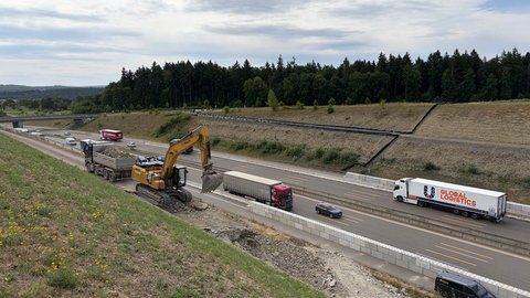 Noch im Bau: Neue Wildtierbrücke an der A8 zwischen Pforzheim und Karlsbad entsteht.