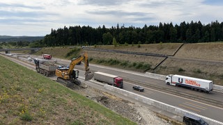 Noch im Bau: Neue Wildtierbrücke an der A8 zwischen Pforzheim und Karlsbad entsteht.