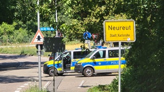 In Karlsruhe-Neureut läuft derzeit ein größerer Polizeieinsatz. Ein Mann ist nach einem Streit mit seinen Nachbarn auf der Flucht. 