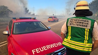 Bei Linkenheim-Hochstetten ist ein Flächenbrand ausgebrochen. Die B36 ist gesperrt, die Löscharbeiten laufen.