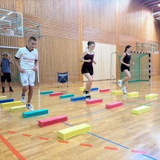 Jugendliche bei der Ausbildung zu Schulsportassistenten