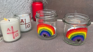 Nach mutmaßlichem Anschlag beim CSD in Berlin: Menschen zünden Kerzen in Karlsruhe an