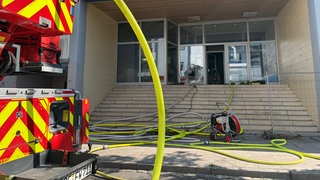Einsatzfahrzeuge vor Emma-Jaeger-Bad