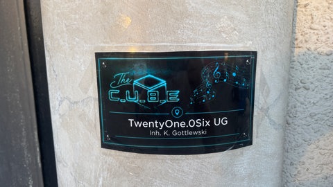 Ein neues Schild mit dem Namen "The C.U.B.E" hängt am ehemaligen Club "Saal 51" in Calw. 