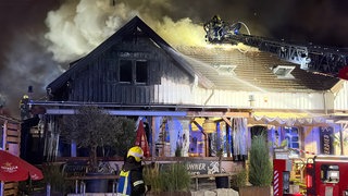 In einer Gaststätte in einem alten Bahnhofsgebäude in Pfinztal-Kleinsteinbach (Kreis Karlsruhe) ist am Sonntagabend ein Feuer ausgebrochen. Der BAhnverkehr zwischen Karlsruhe und Pforzheim ist eingestellt.
