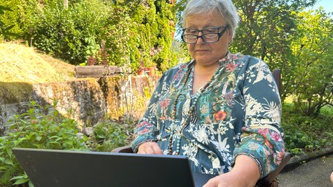 In ihrem Garten hat Bianca Heinkel aus Gaggenau ein mysteriöses Objekt gefunden. Auf Facebook gingen einige sofort von einer Bombe aus.