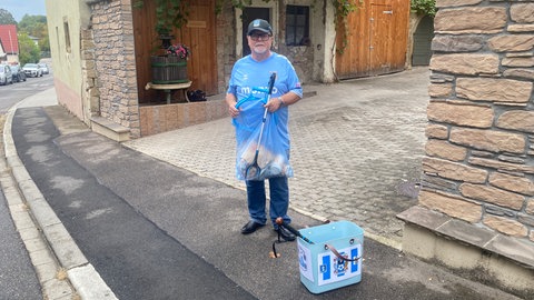 Der Engländer Steve Townsley lebt in Stettfeld und sammelt Müll, weil er den Ort so liebt