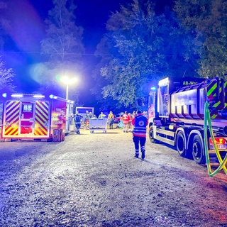 Bei einem Brand im Tierpark Bretten war die Feuerwehr mit zahlreichen Einsatzkäften vor Ort.