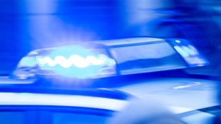 Ein Polizeiauto mit Blaulicht.