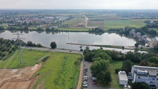 Blick auf den Neckar auf die Stelle, wo die neue Neckarbrücke samt Radschnellweg-Teilstück gebaut werden soll