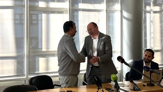 Der Mannheimer Oberbürgermeister Christian Specht (CDU) dankt dem Taxifahrer A. Muhammad 