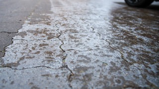 Glatteis auf Gehweg